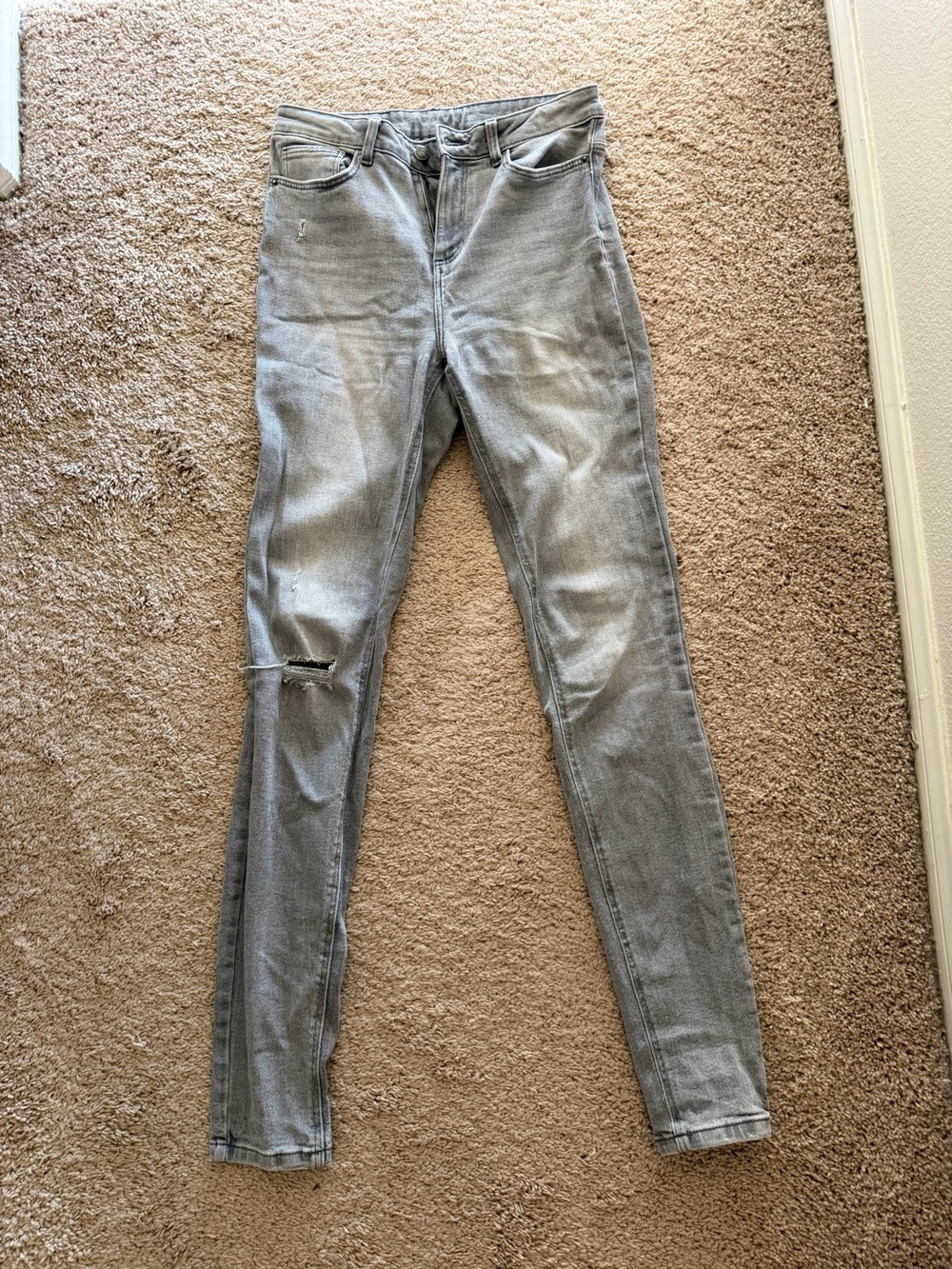Noisy May Light Gray Skinny Jeans with Knee Rip